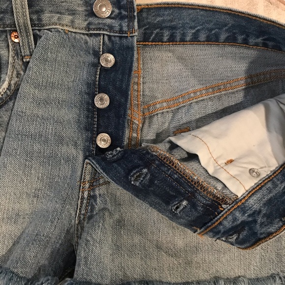 Levi 501 distressed cutoff shorts - Picture 5 of 6